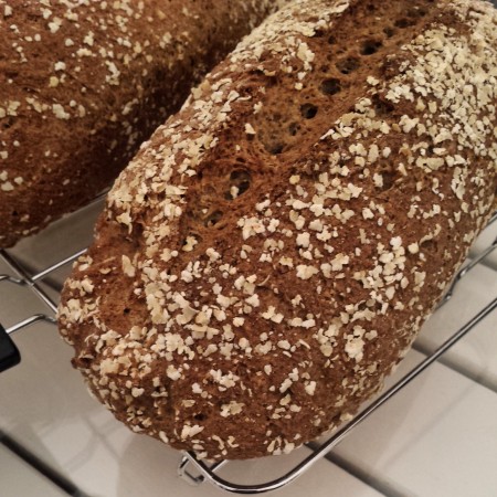 Les pains au levain sans gluten sont cuits et refroidissent sur une grille