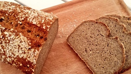 Le pain au levain sans gluten a refroidi toute la nuit, à taaaable !