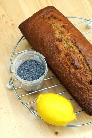 Gâteau au yaourt, citron (zeste et jus) et graines de pavot